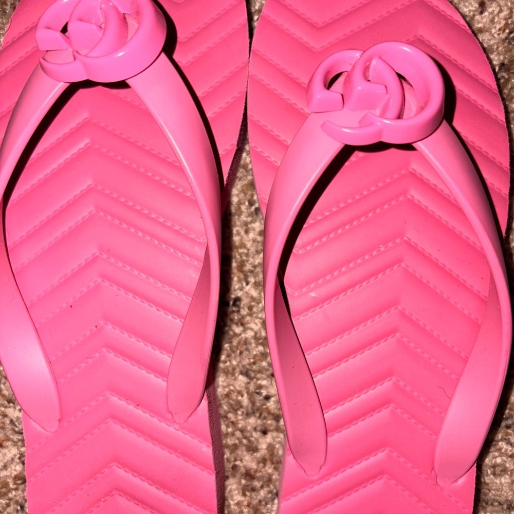 AUTHENTIC Gucci Pink GG Logo Chevron Flip Flops - Women